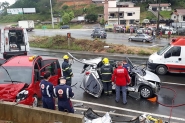 Dois carros colidem na BR-470, em Gaspar
