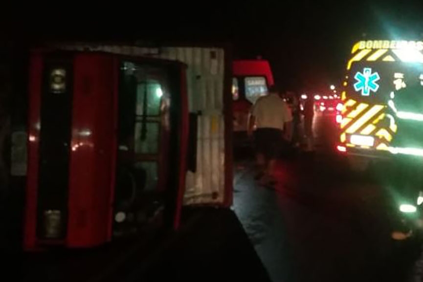 Caminh�o tomba na BR-470, em Gaspar