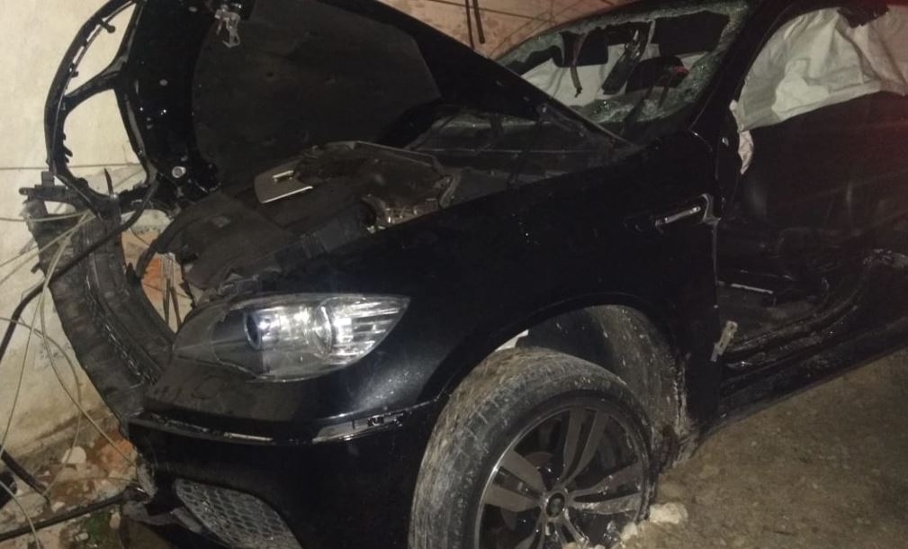 Homem fica ferido após colidir carro contra poste na Rodovia Jorge Lacerda, em Ilhota