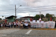 Pais e alunos pedem volta de diretora afastada da escola Frei Godofredo