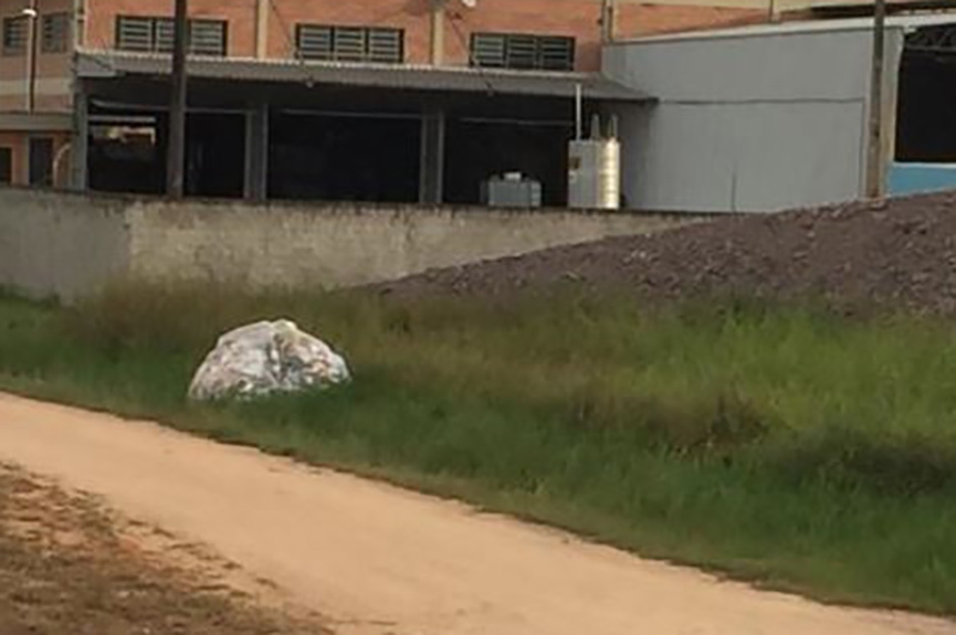 Motorista de caminh�o despeja saco com lixo no bairro Sete de Setembro