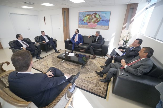 Encontro entre l�deres dos poderes discute solu��o para d�ficit na sa�de em SC