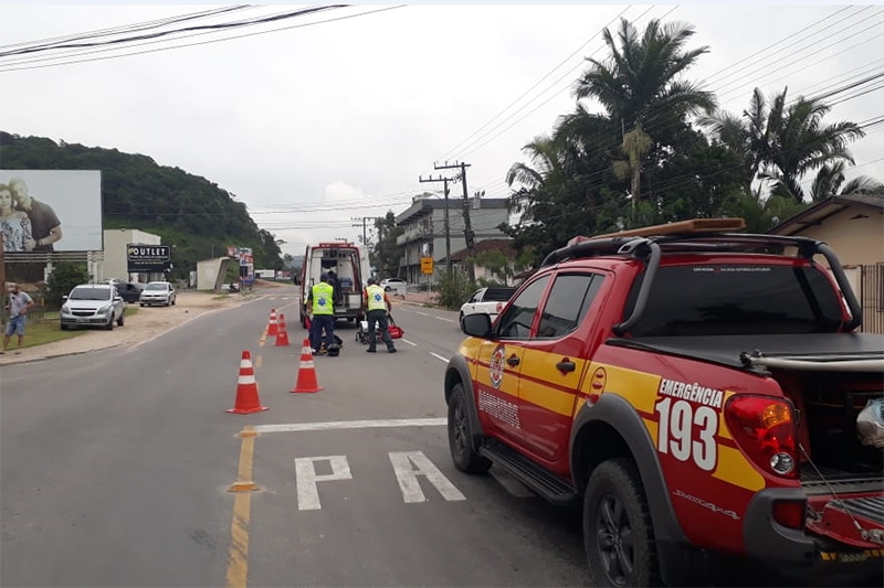 Colis�o entre carro e moto deixa mulher ferida no bairro Figueira