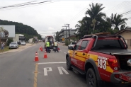 Colisão entre carro e moto deixa mulher ferida no bairro Figueira