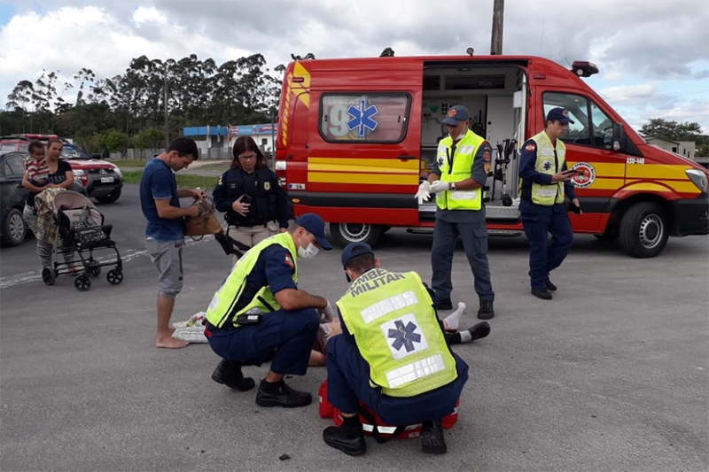 Ciclista fica gravemente ferida após ser atropelada por caminhão em Gaspar