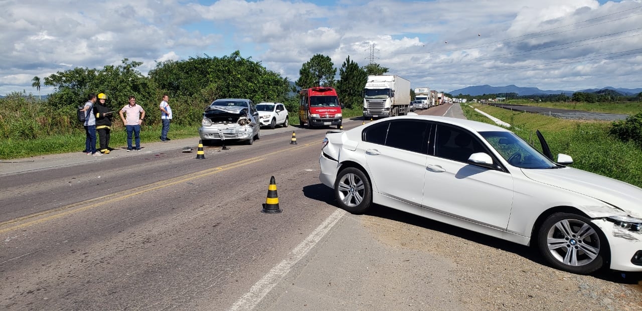 Acidente entre três carros deixar mulher ferida em Ilhota