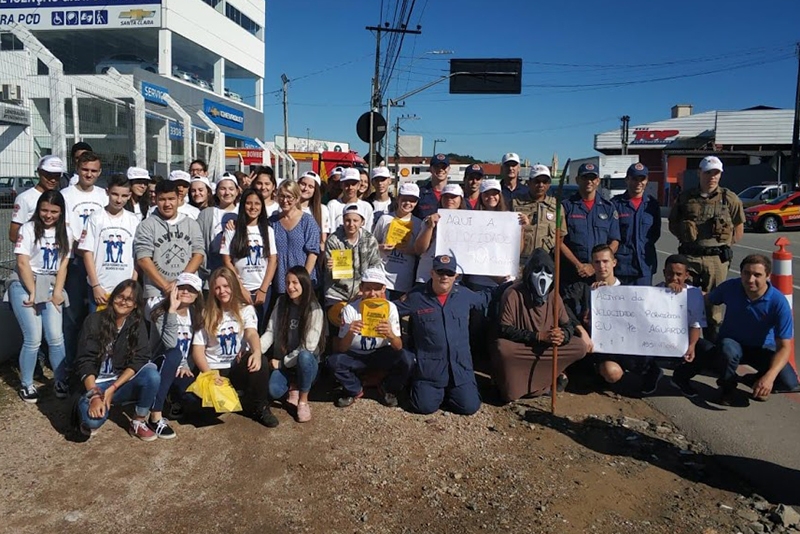 Alunos orientam motoristas durante blitz educativa em Gaspar