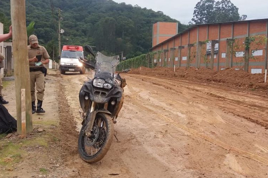 Lama em rua do bairro Arraial causa tr�s acidentes com motociclista