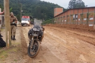 Lama em rua do bairro Arraial causa tr�s acidentes com motociclista