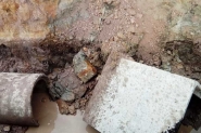 Pe�a de concreto cai e deixa trabalhador ferido em obra de loteamento em Ilhota