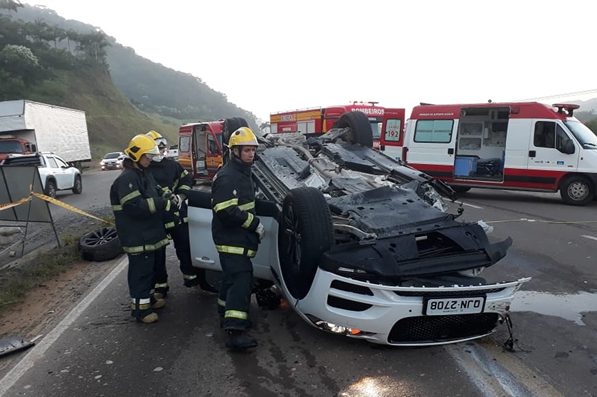 Laudo aponta que Jaguar envolvido em acidente em Gaspar atingiu 111,3 km/h segundos antes da colis�o