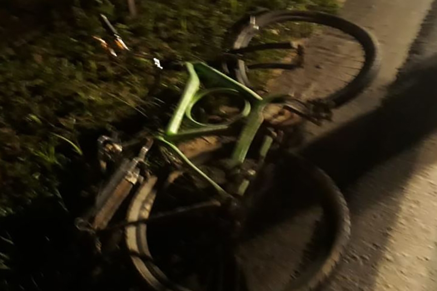 Motorista atropela ciclista e colide carro contra poste na BR-470, em Gaspar