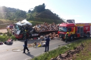 Grave acidente com caminh�es e carros deixa homem ferido na BR-470, em Gaspar 