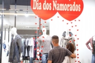 Comércio atende em horário especial na véspera de Dia dos Namorados