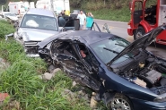 Colisão entre três carros deixa mulher gravemente ferida e diversas vítimas na BR-470, em Ilhota