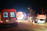 Casal fica ferido após colisão contra monte de barro e capotamento