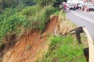 Barranco cede e interdita parcialmente pista entre Gaspar e Blumenau