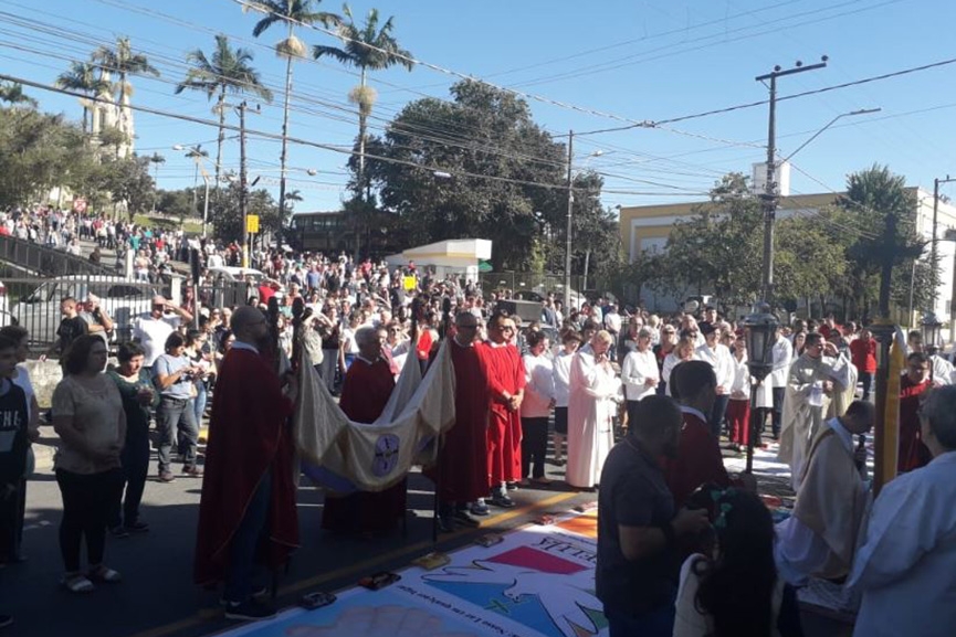 Multid�o lota prociss�o de Corpus Christi no Centro de Gaspar