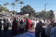 Multid�o lota prociss�o de Corpus Christi no Centro de Gaspar