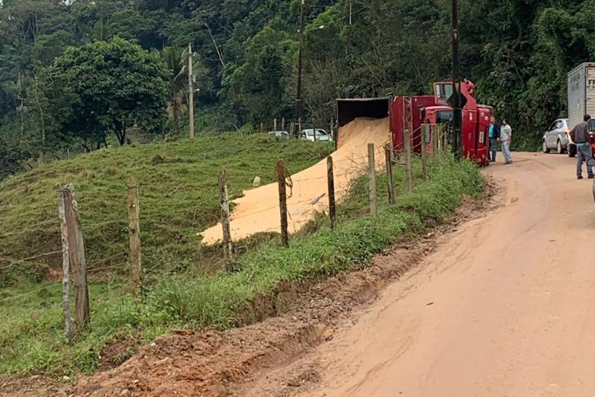 Caminh�o tomba na Estrada Geral �guas Negras, em Gaspar