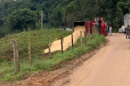 Caminh�o tomba na Estrada Geral �guas Negras, em Gaspar