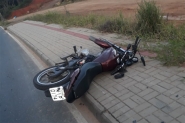 Motociclista fica ferido após colidir contra poste em Gaspar