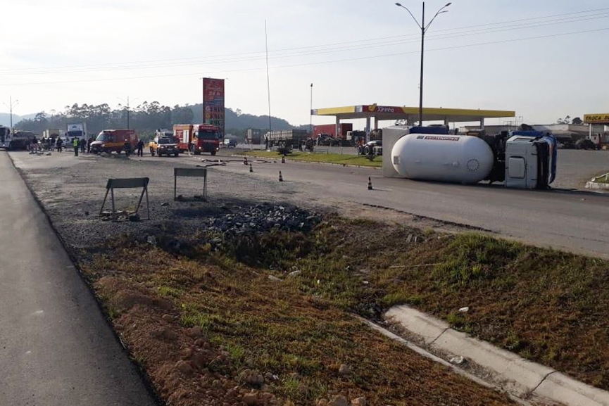 Caminh�o tanque carregado com g�s tomba na BR-470, em Gaspar