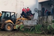 Retroescavadeira auxilia em atendimento de homem obeso em Nova Trento