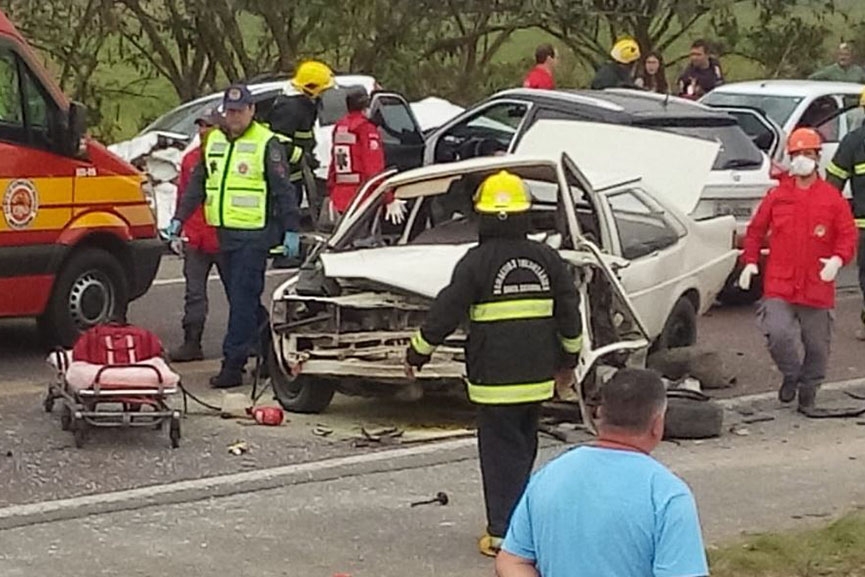Uma pessoa morre e outras cinco ficam feridas em acidente na BR-470, em Ilhota