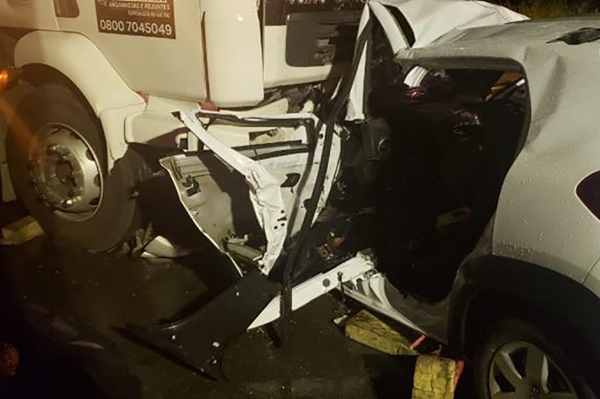 Acidente entre carro e caminh�o mata duas pessoas na Rodovia Jorge Lacerda