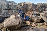 Turista � socorrido ap�s cair de cost�o em praia de Bombinhas