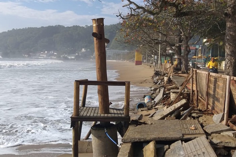 Ressaca causa estragos em cidades de SC