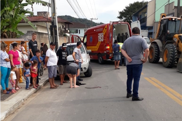 Crian�a � atropelada por caminh�o no bairro Coloninha, em Gaspar