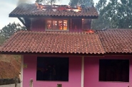 Inc�ndio destr�i parcialmente casa no bairro Belchior Alto, em Gaspar