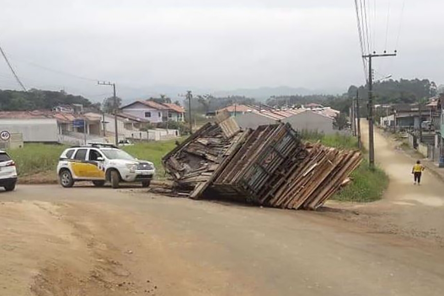 Motorista tomba carga de caminhão, desengata carroceria e foge em Gaspar
