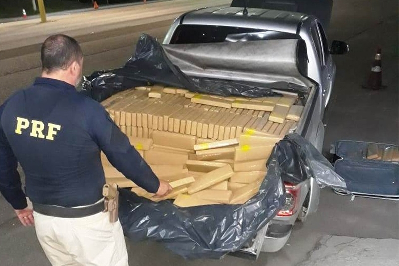 Carga de maconha � apreendida ap�s suspeito tentar atropelar policiais em Florian�polis