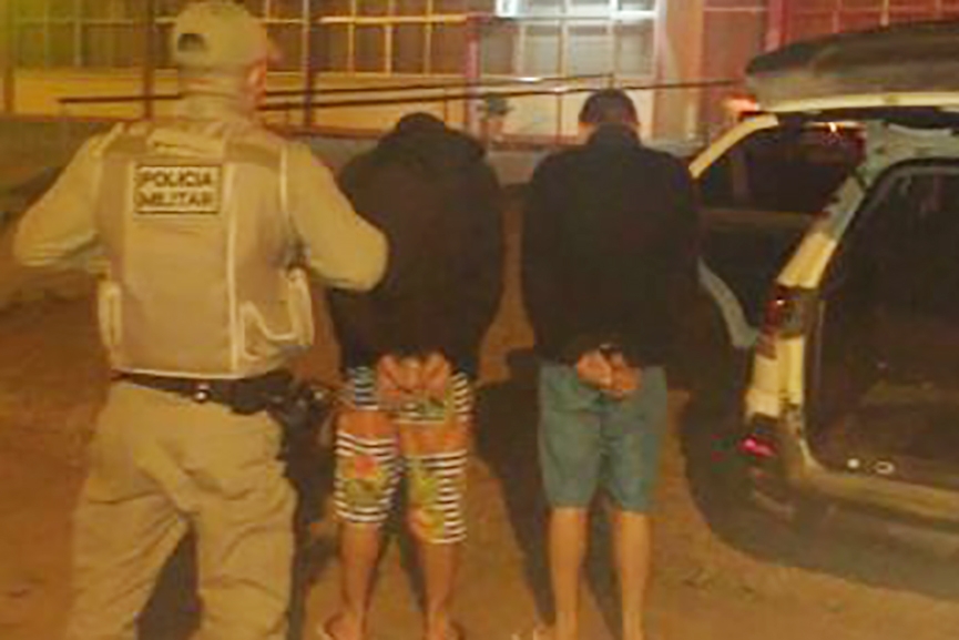 PM det�m dois jovens por tr�fico de drogas em Ilhota