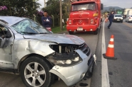 Acidente entre tr�s carros deixa quatro feridos na Rodovia Jorge Lacerda, em Ilhota