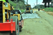 Come�a a pavimenta��o da Estrada Geral Po�o Grande, no bairro Lagoa