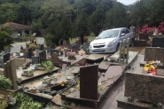 Carro invade cemit�rio e destr�i t�mulos em Blumenau