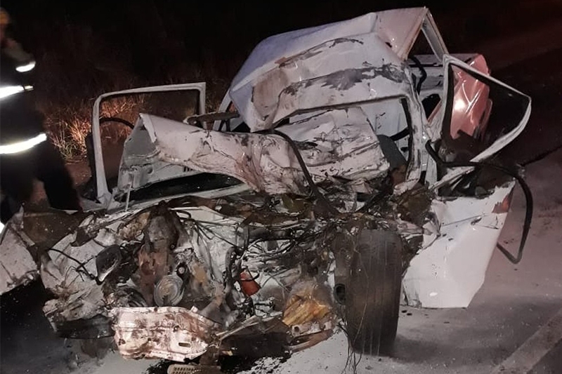 Motorista sem CNH e passageira de carro morrem ao bater de frente com caminh�o na SC-135