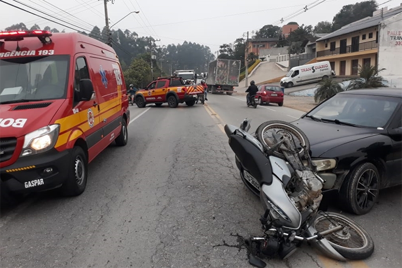 Colisão entre carro e moto deixa duas pessoas feridas na Rodovia Ivo Silveira, em Gaspar