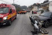 Colis�o entre carro e moto deixa duas pessoas feridas na Rodovia Ivo Silveira, em Gaspar