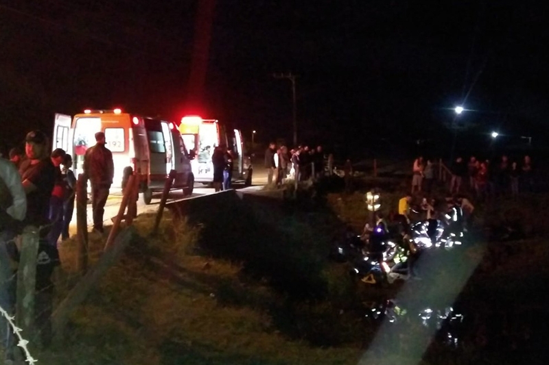 Casal morre após acidente; filho consegue sair de carro submerso em rio