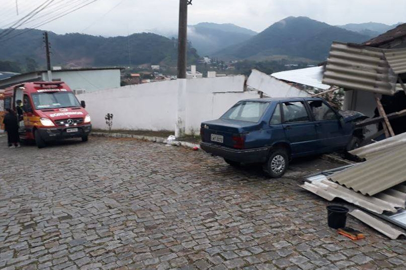 Motorista colide ve�culo contra muro de resid�ncia no bairro Bela Vista, em Gaspar