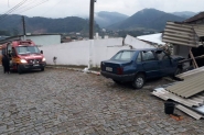 Motorista colide veículo contra muro de residência no bairro Bela Vista, em Gaspar