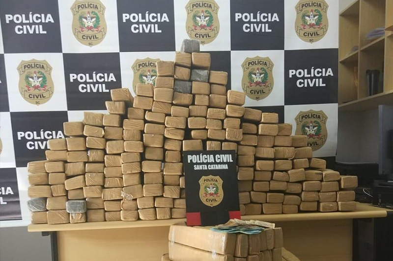 Casal que abastecia tr�fico de drogas em SC � pego com 370 quilos de maconha