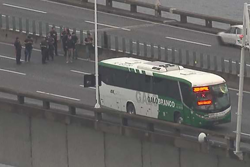 Passageiros s�o feitos ref�ns durante sequestro a �nibus no Rio de Janeiro