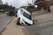 Ve�culo cai em buraco de obra na rua Itaja�, em Gaspar 