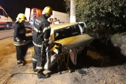 Quatro pessoas ficam feridas ap�s carro colidir contra rocha na Rodovia Ivo Silveira
